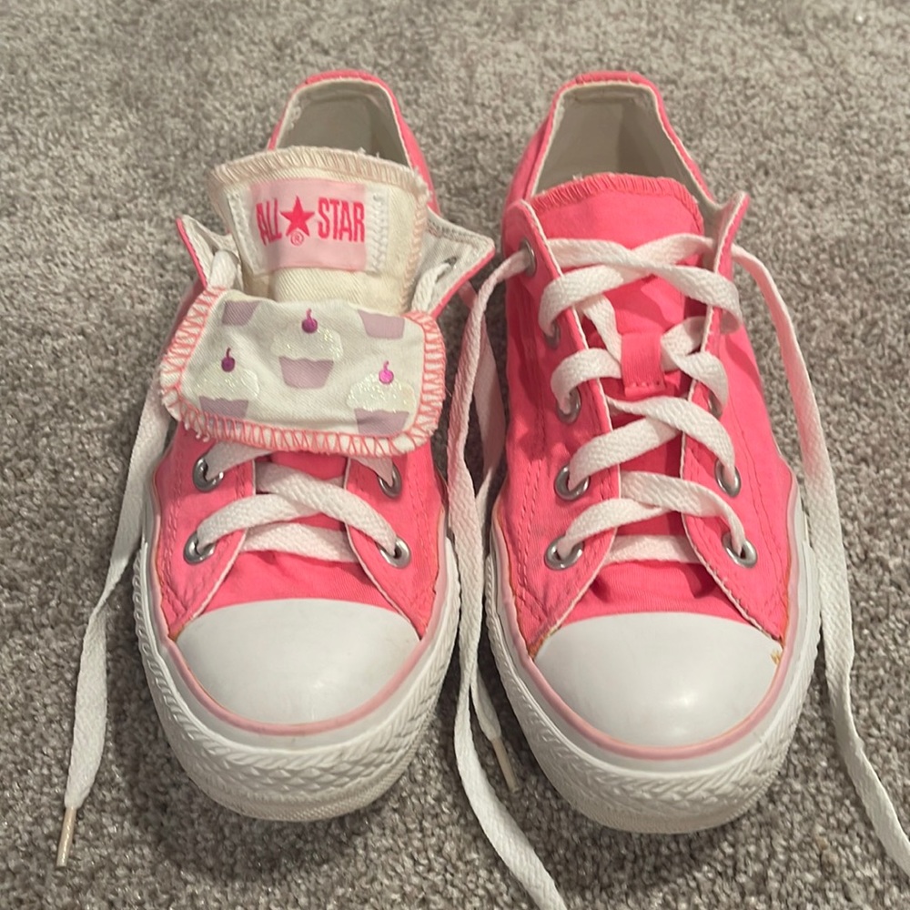EUC Neon Pink Low Top Converse Chucks Size 6